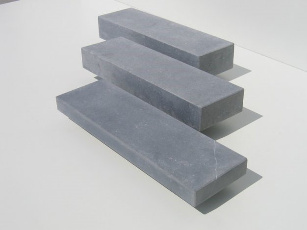 Binnendeurdorpel Belgisch hardsteen bl. gez.1050x115x20mm,verp in 